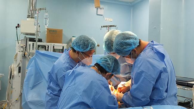 Lần đầu tiên dùng vật liệu sinh học trong tạo hình động mạch chủ bụng