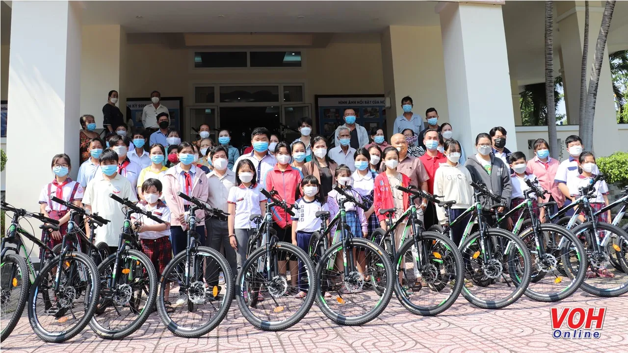 Trao tặng 30 chiếc xe đạp cho trẻ em mồ côi do đại dịch huyện Nhà Bè