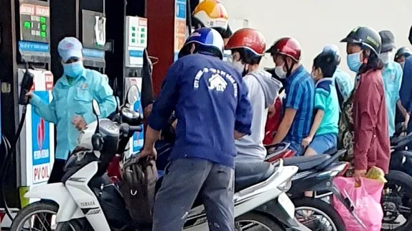 Xăng RON95 tăng 581 đồng/lít từ 15 giờ hôm nay 11/1