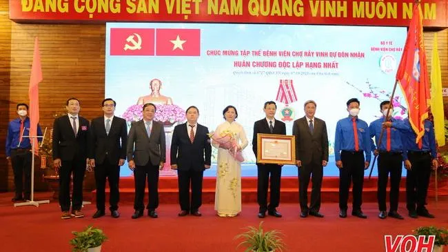 Bệnh viện Chợ Rẫy đón nhận Huân chương Độc lập hạng Nhất