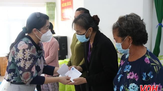 Trao 300 phần quà cho người dân khó khăn huyện Cần Giờ