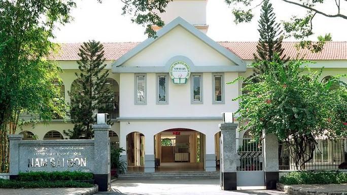 UBND TPHCM yêu cầu làm rõ trách nhiệm hiệu trưởng F0 vẫn đến trường