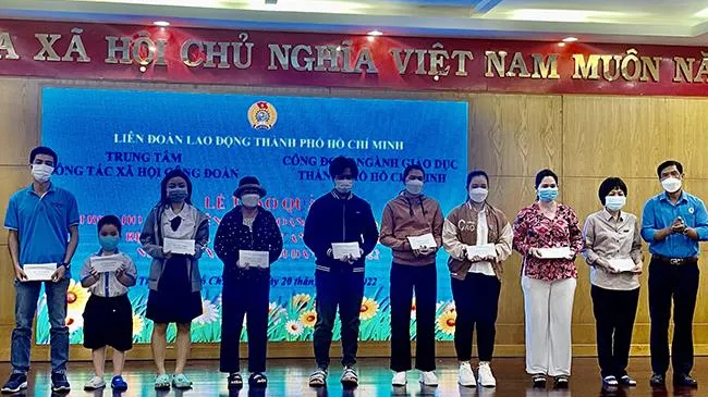 Mang Tết sẻ chia đến với đoàn viên, giáo viên, con người lao động ngành giáo dục TP