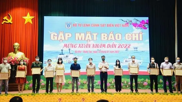 Cảnh sát biển 3 tặng bằng khen, giấy khen cho các đơn vị, cơ quan báo chí