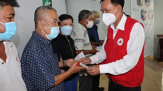 Hội chữ thập Đỏ TPHCM trao quà tết, khám chữa bệnh, phát thuốc miễn phí tại Bến Tre