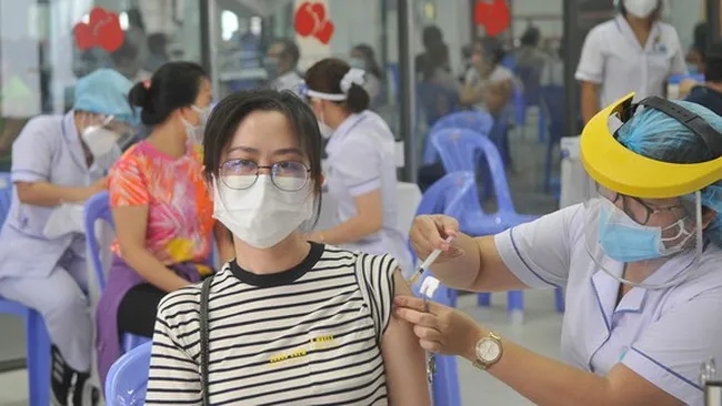 Tin nóng trưa 24/1: TPHCM đẩy nhanh tiến độ tiêm vaccine phòng Covid-19