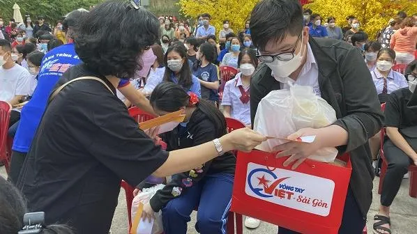 “Vòng Tay Việt Sài Gòn” tặng quà tết và lì xì cho học sinh mồ côi