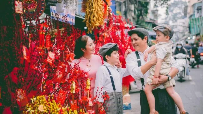 Gia đình Đức Thịnh - Thanh Thúy tung bộ ảnh Tết theo kiểu Sài Gòn xưa