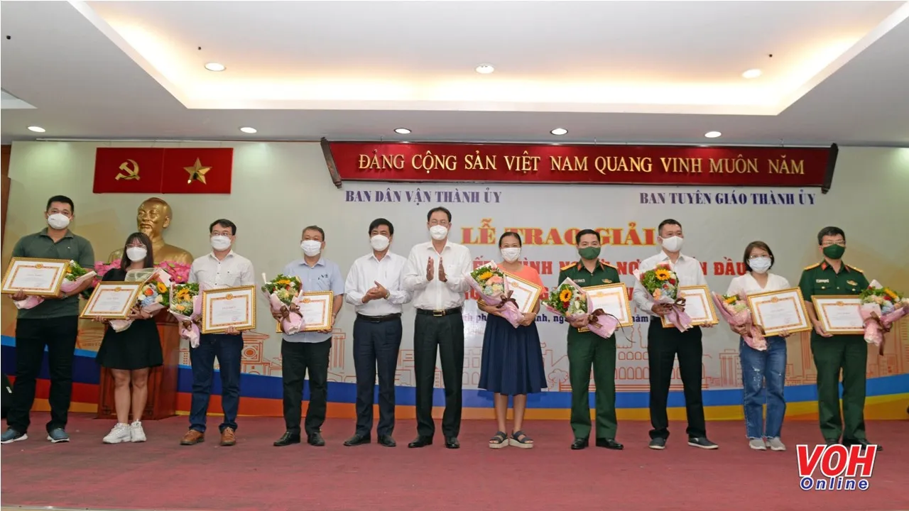 Trao giải Cuộc thi viết “Tình người nơi tuyến đầu phòng chống dịch Covid-19”