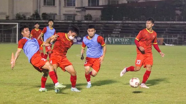 U23 Đông Nam Á 2022: Cầu thủ U23 Việt Nam đeo khẩu trang tập luyện