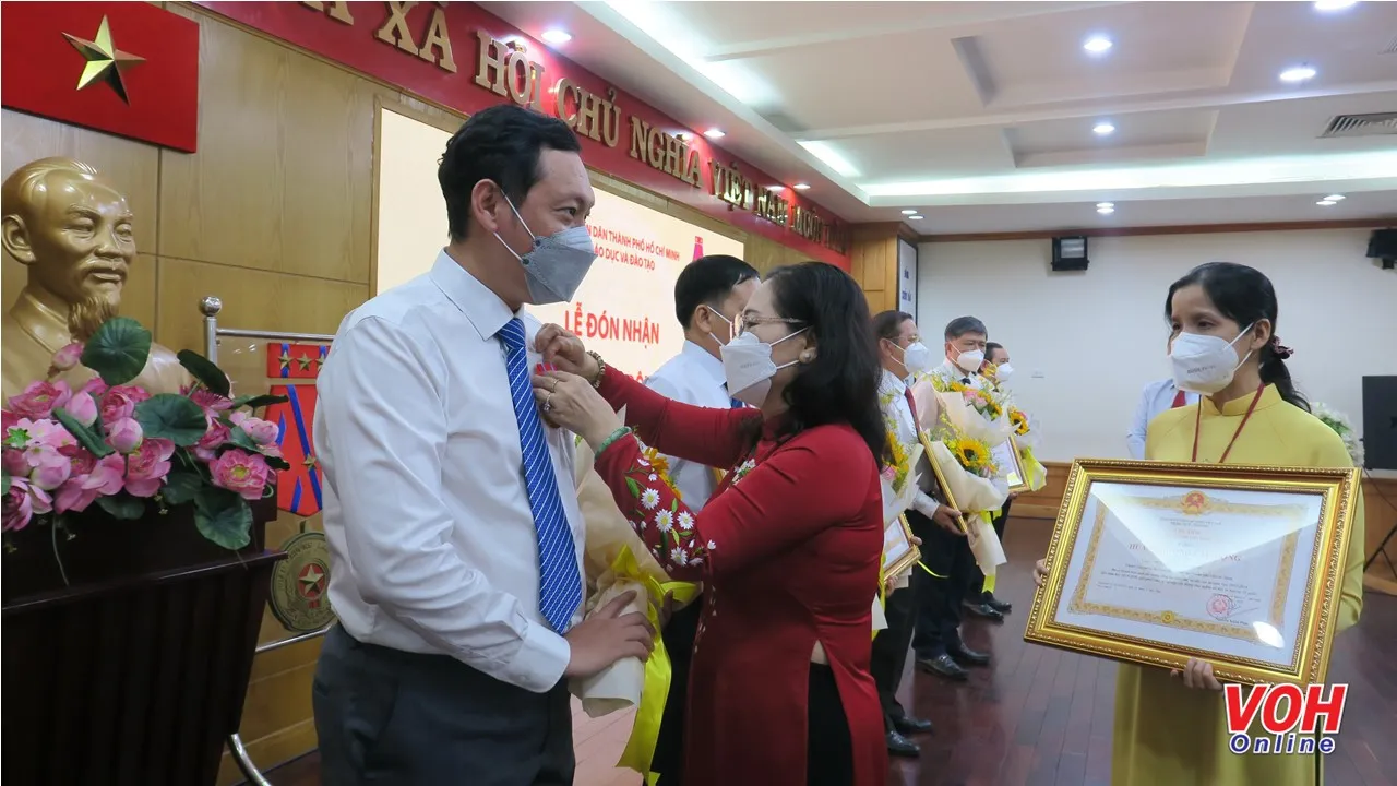 Trao Huân chương lao động cho 9 cá nhân có thành tích xuất sắc trong công tác giáo dục và đào tạo