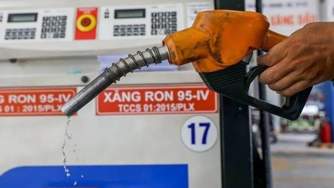 Giá xăng lập đỉnh mới, tiến sát 27.000 đồng/lít