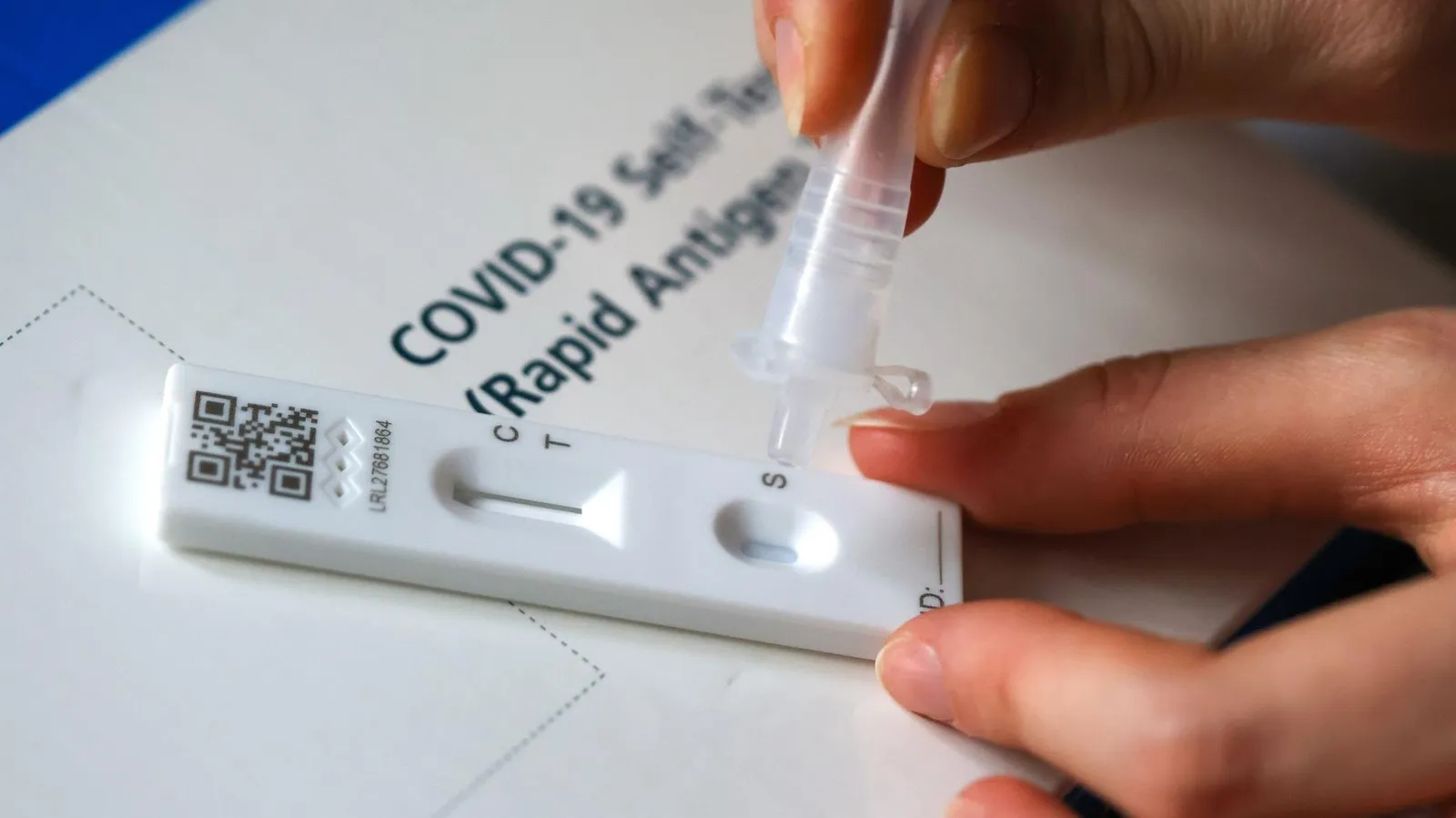 Cơ sở kinh doanh phải niêm yết giá bán kit test COVID-19 | Tăng hạn dùng của vaccine Moderna