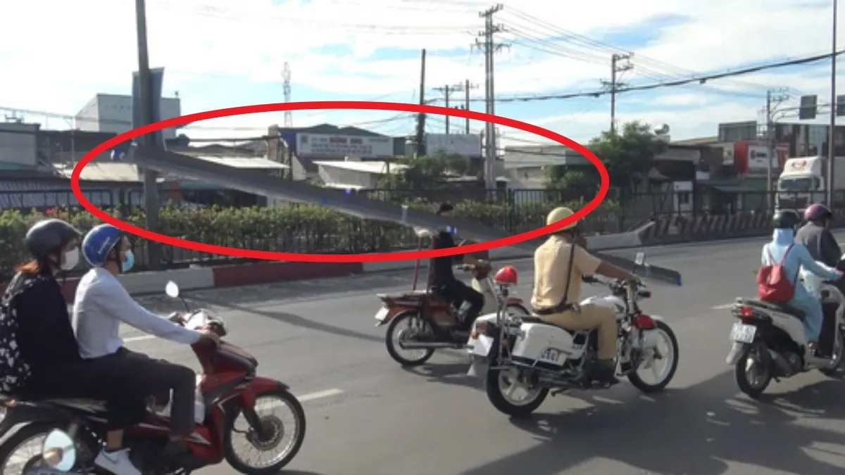 Phạt nặng thanh niên chạy xe máy vác bó sắt dài 6,8 mét