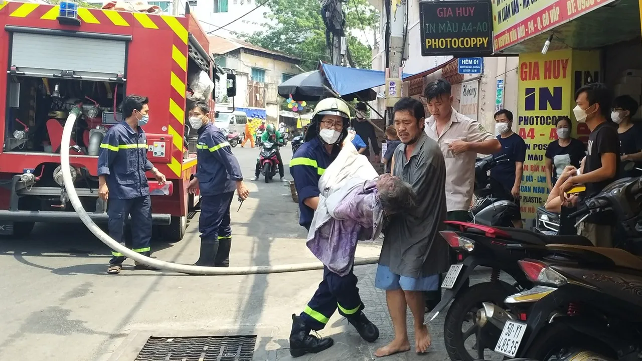 Cứu hai mẹ con bị liệt toàn thân trong vụ cháy ở Gò Vấp