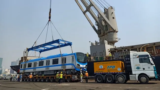 Thêm hai đoàn tàu nữa của Metro số 1 vừa về đến TPHCM