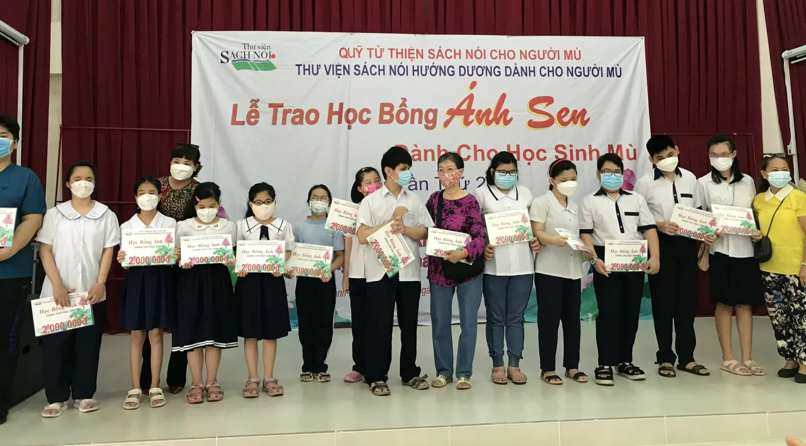 Trao tặng gần 250 suất học bổng cho trẻ khiếm thị