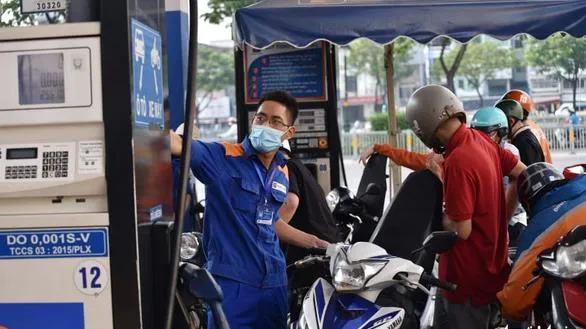 Giá xăng giảm gần 700 đồng/lít từ chiều nay