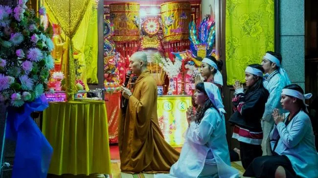 Đêm Tối Rực Rỡ! - Chiếc mặt nạ che đậy bạo hành gia đình
