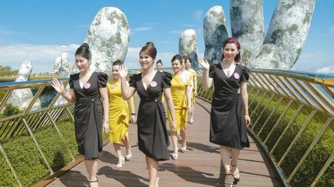 Thí sinh Nữ Hoàng Doanh nhân đất Việt 2022 trình diễn thời trang tại Bà Nà Hills