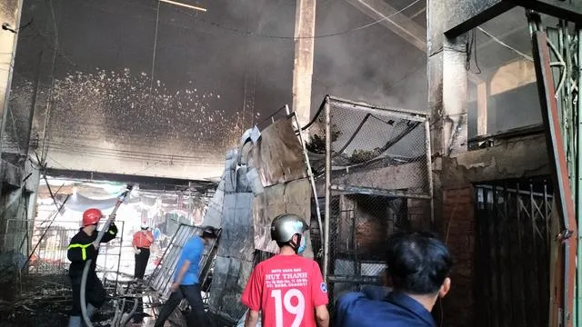 Tin nóng trưa 27/3: Cháy lớn tại Trung tâm thương mại TT.Cái Dầu, 40 ki ốt bị thiêu rụi