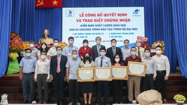 Trao chứng nhận kiểm định chất lượng các chương trình đào tạo cho Trường Đại học Mở TPHCM