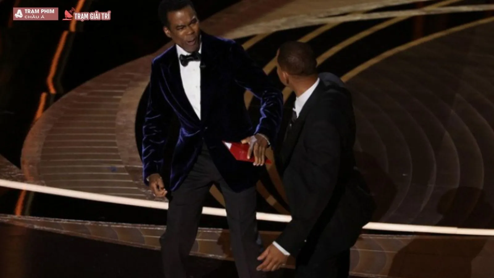 Will Smith ‘đi đường quyền’ với Chris Rock ngay trên sân khấu Oscar 2022