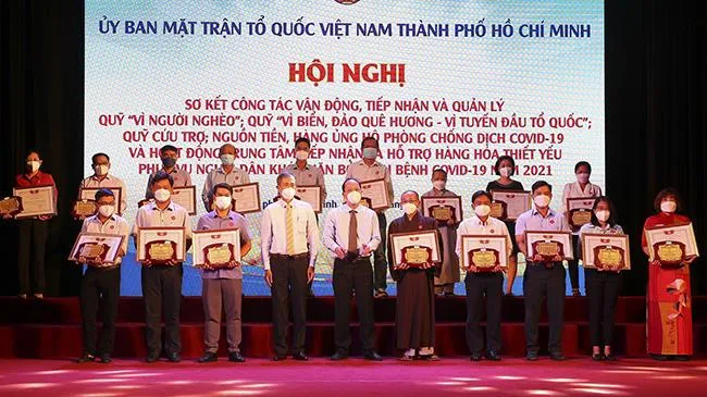 TPHCM - Tiếp nhận hơn 5.714 tỷ đồng để hỗ trợ chăm lo cho người dân