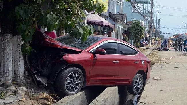 Xe ô tô mất lái, xử lý sao cho an toàn ?