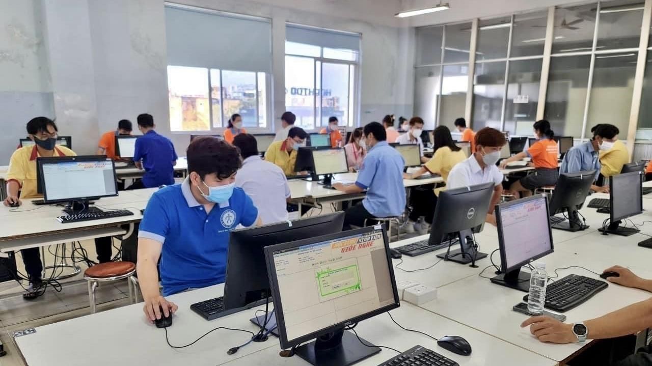 Tin nóng sáng 4/4: Người lao động thuộc hộ cận nghèo được hỗ trợ tiền đào tạo nghề và ngoại ngữ