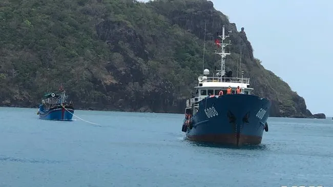 Cảnh sát biển 3 cứu nạn thành công tàu cá cùng 3 ngư dân tỉnh Ninh Thuận gặp nạn