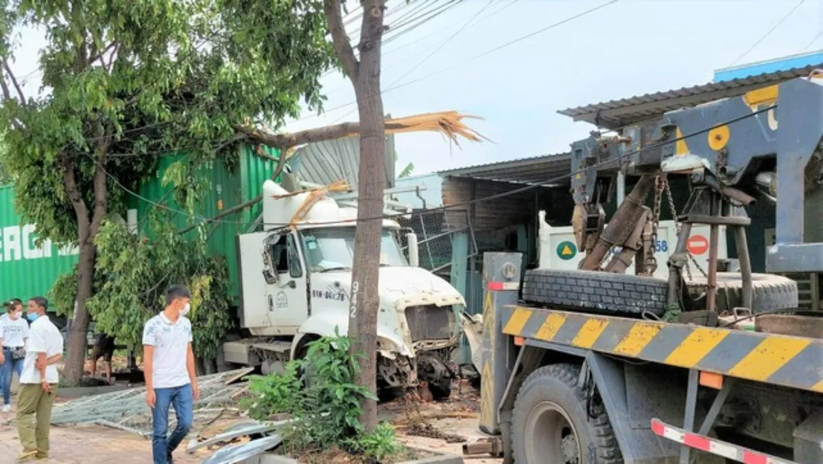 Tin tức tai nạn giao thông hôm nay 7/4/2022: Xe container tông đổ trụ đèn