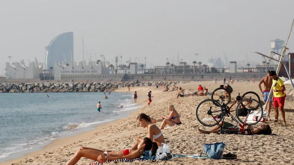 Barcelona cấm thuốc lá trên bãi biển