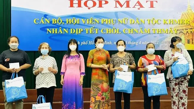 Gặp gỡ và tặng quà cho chị em phụ nữ nữ dân tộc Khmer dịp Tết cổ truyền Chôl Chnăm Thmây