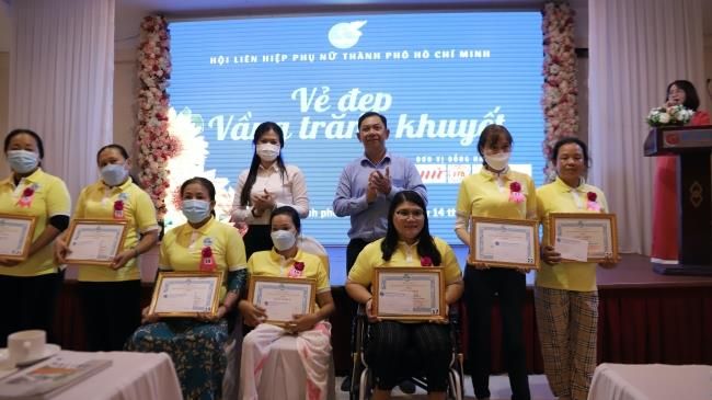 Những vầng trăng khuyết vượt lên số phận