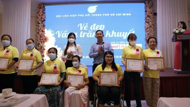 Những vầng trăng khuyết vượt lên số phận