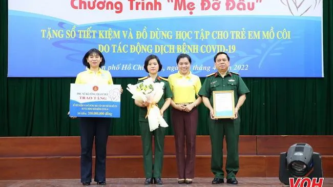 Trao sổ tiết kiệm, dụng cụ học tập cho trẻ mồ côi do dịch Covid-19