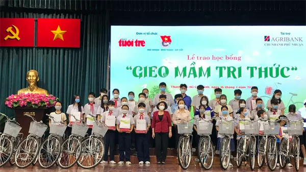 Trao 285 suất học bổng “Gieo mầm tri thức” dành cho học sinh vượt khó