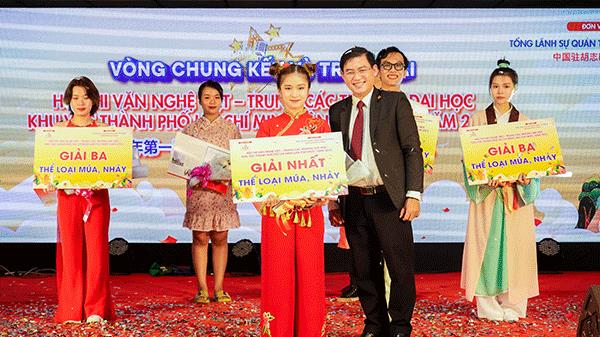 Đậm nét Văn hóa Việt – Trung trong đêm văn nghệ quy mô của sinh viên
