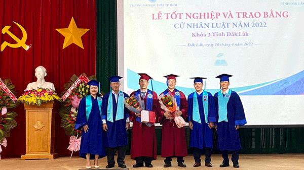 Cấp bằng cử nhân luật cho gần 100 cán bộ cấp xã, phường tỉnh Đắk Lắk