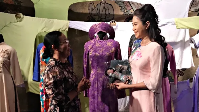 Bảo tàng Áo dài tiếp nhận hiện vật đầy kỷ niệm của MC Quỳnh Hoa