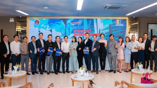 Trao tặng thêm 3 Thư viện Container cho gần 2.100 em học sinh 3 trường tại Long An