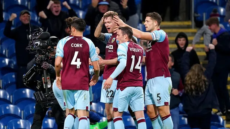 Premier League 22/4: Cánh cửa trụ hạng hé mở với Burnley