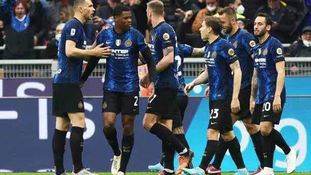 Bóng đá Ý 24/4: Đè bẹp Roma, Inter chiếm lại đỉnh BXH