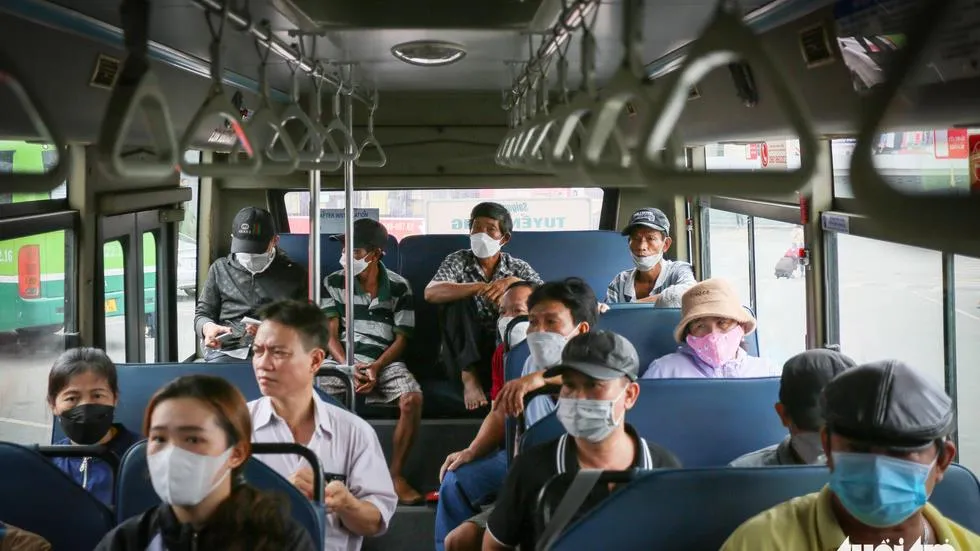 Tin nóng chiều 30/4: Bến xe Miền Tây điều xe buýt chở người dân về quê