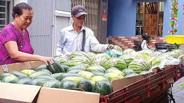 Giá cả thị trường hôm nay 5/5/2022: Dưa hấu tròn không hạt 20.000 đồng/kg