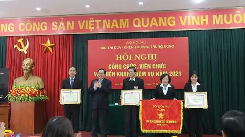 Càng khó khăn thì càng phải thi đua