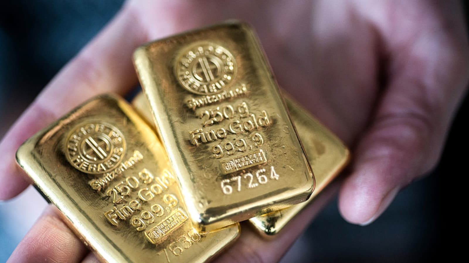 Tin nóng sáng 5/5/2022: Giá vàng giảm, giá xăng liên tục tăng