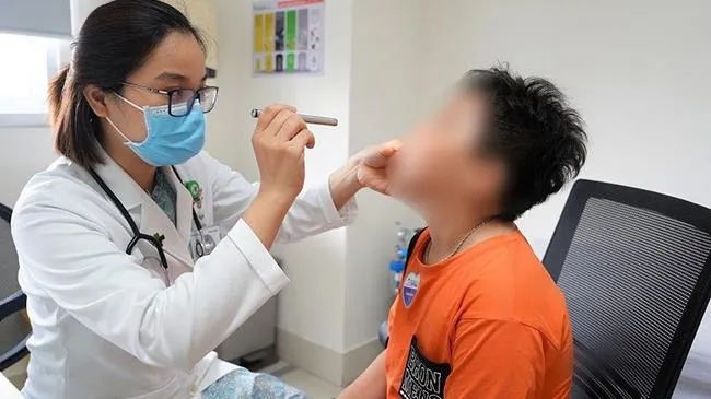 Bé trai bị sổ mũi hơn 2 tháng vì trong mũi có dây thun buộc tóc