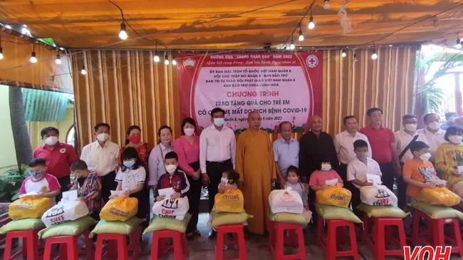 Trao tặng 270 suất quà đến trẻ em nghèo có cha, mẹ mất do dịch Covid-19